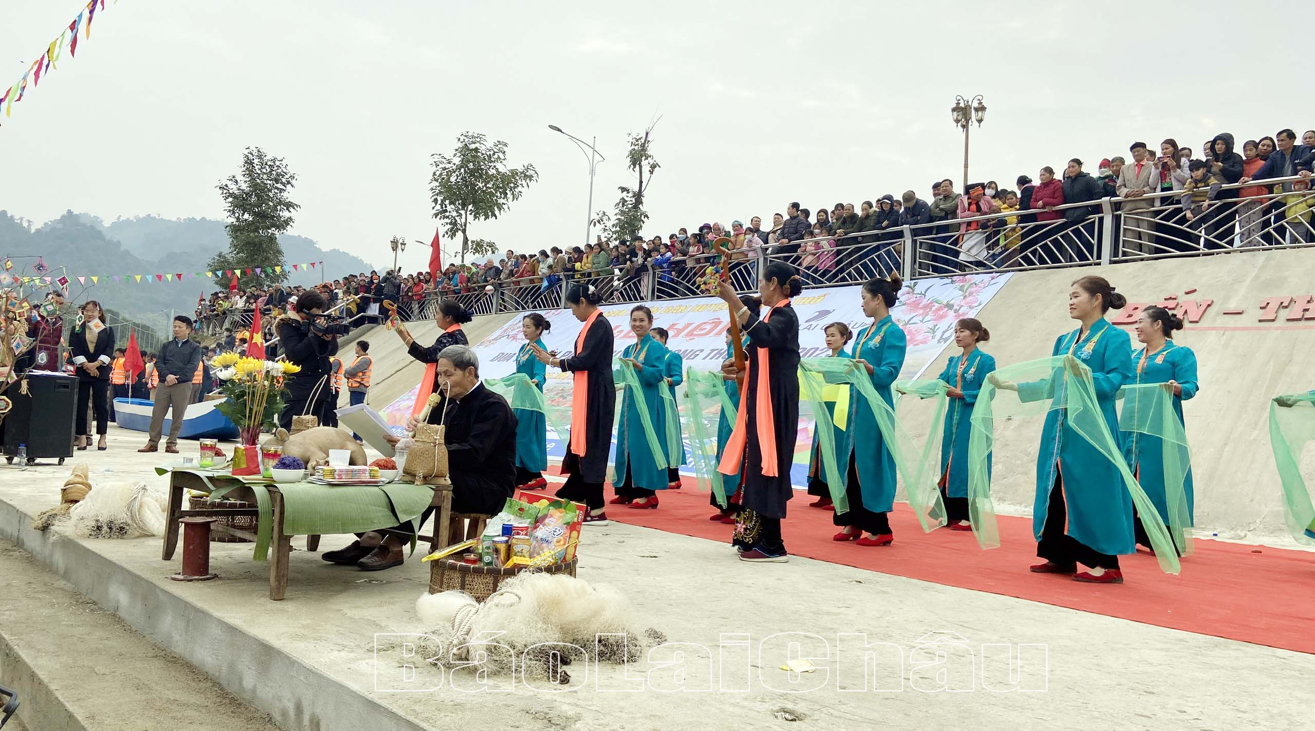 Thầy mo làm nghi lễ tế thần sông cầu may.